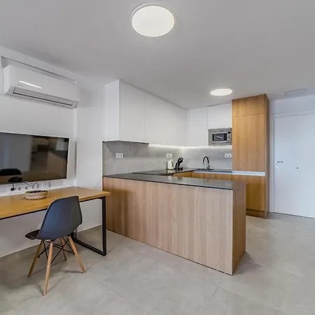 Apartment Ocean View 2bedroom In Cristianos, Heated Pool, 3 Minutes To *