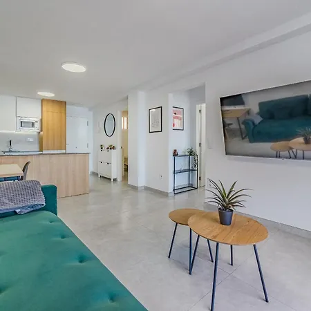 Apartment Ocean View 2bedroom In Cristianos, Heated Pool, 3 Minutes To