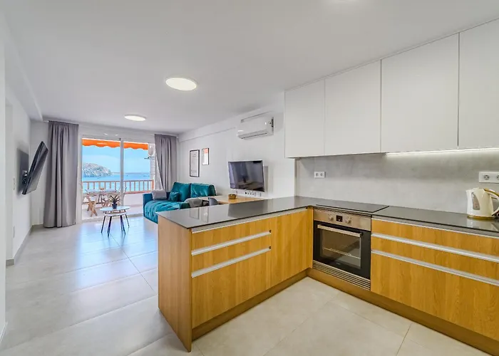 Ocean View 2bedroom In Cristianos, Heated Pool, 3 Minutes To *